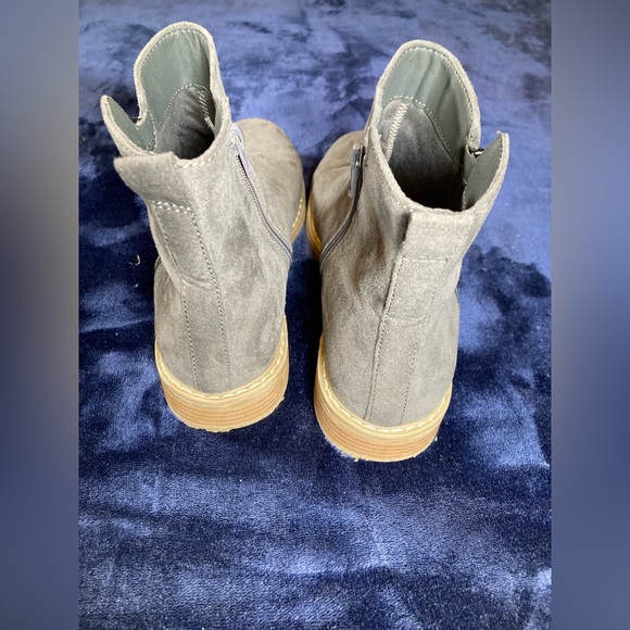 Women’s Universal Threads Suede Ankle Boots - Grey with Tan sole. Women’s size 7 - Picture 8 of 8
